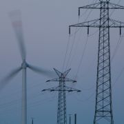 Windenergieanlage und Strommasten
